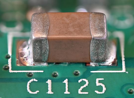 Surface-mount Technology (SMT/SMD) (© Phiarc, <a href="https://en.wikipedia.org/wiki/Surface-mount_technology#/media/File:Big_SMD_capacitor_2.jpg">source</a>)
